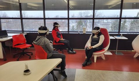 3 personnes étudiantes avec casque de réalité virtuelle