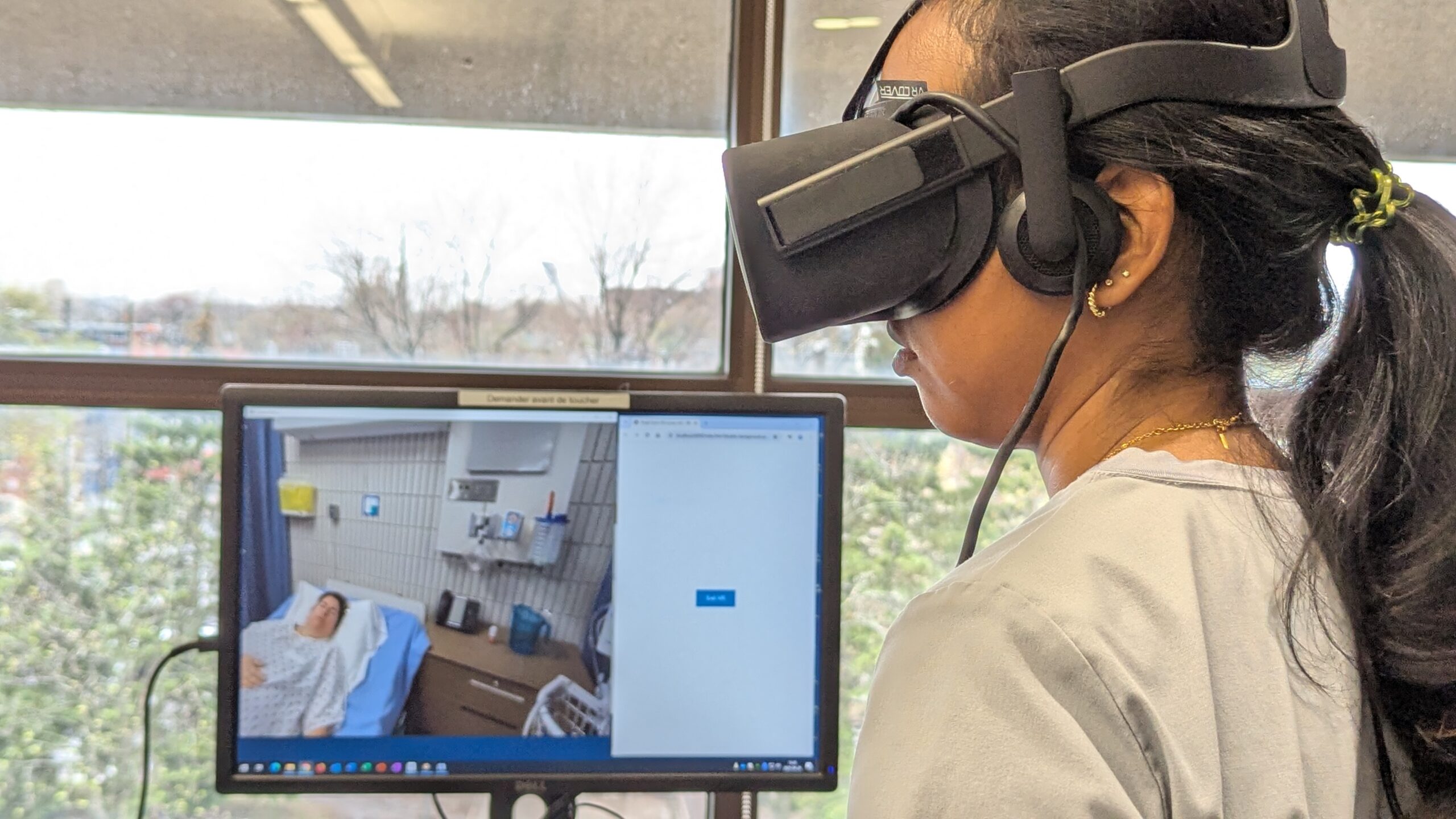 Personne étudiante portant un casque de réalité virtuelle